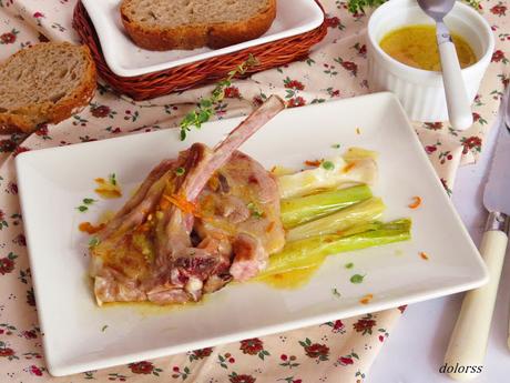 Chuletas de cordero lechal con ajos tiernos y salsa de mandarina Chuletas de cordero lechal con ajos tiernos y salsa de mandarina