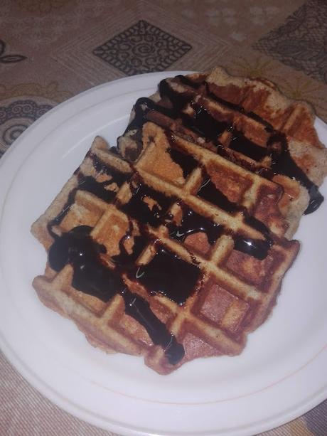 GOFRES CRUJIENTES CON CHOCOLATE O CREMA DE PISTACHO Y FRUTOS DEL BOSQUE