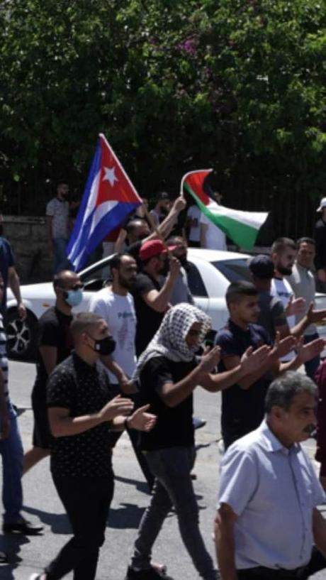 La bandera cubana ondea en la Palestina agredida