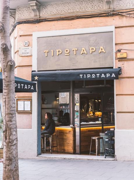 Para nada es un sitio con tapas tradicionales. Es un siti... Tipo tapa, el mejor restaurante de tapas de la ciudad
