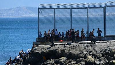 Crisis migratoria en Ceuta, en donde miles de emigrantes nadaron desde Marruecos hasta España.