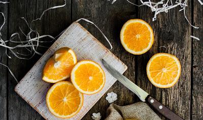 Naranjas, cuchillo y tabla de cortar