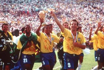 Mauro Silva con la Copa del Mundo ganada en EEUU en 1994.