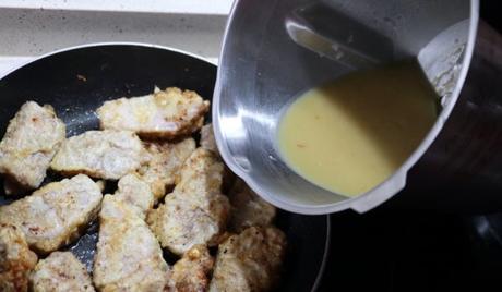 Ponemos la carne en una sartén junto a la salsa de limón y rehogamos