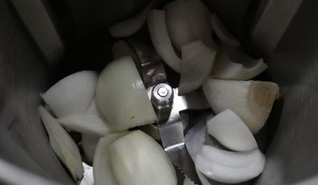 Solomillo de Cerdo al Limón con Mambo Troceamos en el vaso la cebolla para la salsa