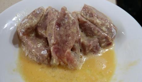 Ponemos la carne para rebozar con huevo y harina