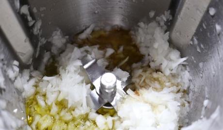 Echamos aceite y sofreímos la cebolla