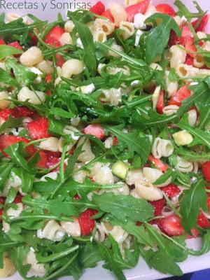 ENSALADA DE PASTA CON FRESAS Y CALABACÍN ENSALADA DE PASTA CON FRESAS Y CALABACÍN