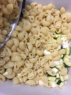 ENSALADA DE PASTA CON FRESAS Y CALABACÍN ENSALADA DE PASTA CON FRESAS Y CALABACÍN