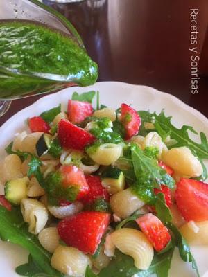 ENSALADA DE PASTA CON FRESAS Y CALABACÍN ENSALADA DE PASTA CON FRESAS Y CALABACÍN