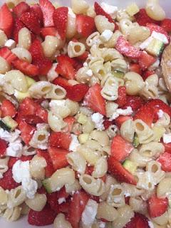 ENSALADA DE PASTA CON FRESAS Y CALABACÍN ENSALADA DE PASTA CON FRESAS Y CALABACÍN