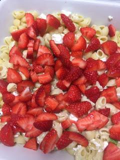 ENSALADA DE PASTA CON FRESAS Y CALABACÍN ENSALADA DE PASTA CON FRESAS Y CALABACÍN