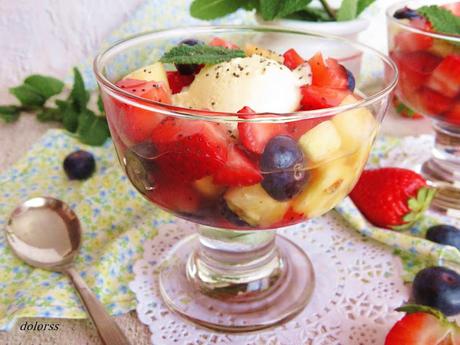 Copa colorida de frutas con almíbar de vino y helado de vainilla Copa colorida de frutas con almíbar de vino y helado de vainilla