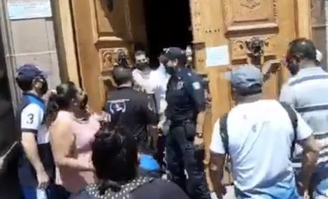 Se registra zacapela entre funcionarios y policías afuera del Palacio de Gobierno