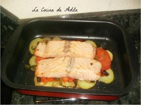 Salmón al horno, sobre una rica cama