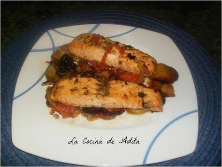 Salmón al horno, sobre una rica cama