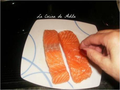 Salmón al horno, sobre una rica cama