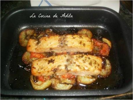 Salmón al horno, sobre una rica cama