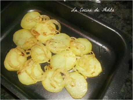 Salmón al horno, sobre una rica cama