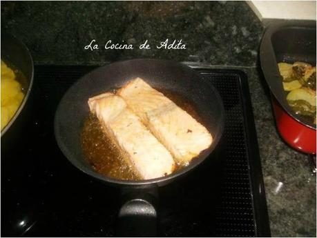 Salmón al horno, sobre una rica cama