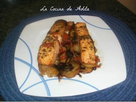 Salmón al horno, sobre una rica cama