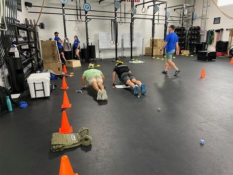 Entrenamiento de flexiones en una caja de crossfit. 