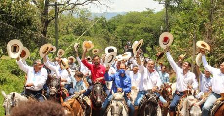 Octavio Pedroza Cierra gira con cabalgata en la Huasteca