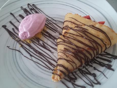 CREPES CON FRESAS, NATA Y SALSA DE CHOCOLATE