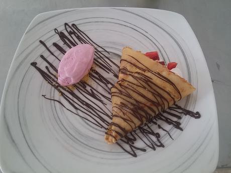 CREPES CON FRESAS, NATA Y SALSA DE CHOCOLATE