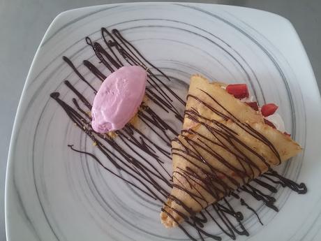 CREPES CON FRESAS, NATA Y SALSA DE CHOCOLATE