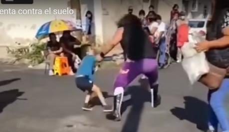 (Video) Luchador azota a niño de 5 años contra el pavimento