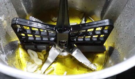 Patatas para Guarnición con Mambo Ponemos el aceite y los ajos y sofreímos