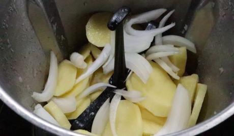 Patatas para Guarnición con Mambo Ponemos las patas y la cebolla y cocinamos todo junto