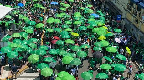 Miles de mujeres y hombres marchan en Santo Domingo reclamando las tres causales.
