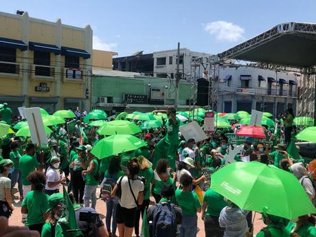 Miles de mujeres y hombres marchan en Santo Domingo reclamando las tres causales.
