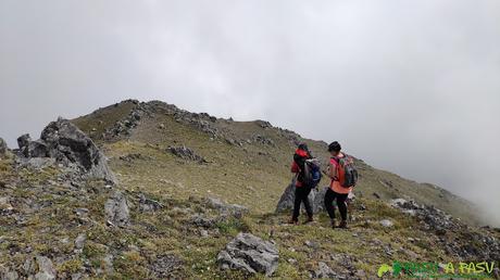 Bajando de la cima del Tapinón hacia la Vega de Valseco