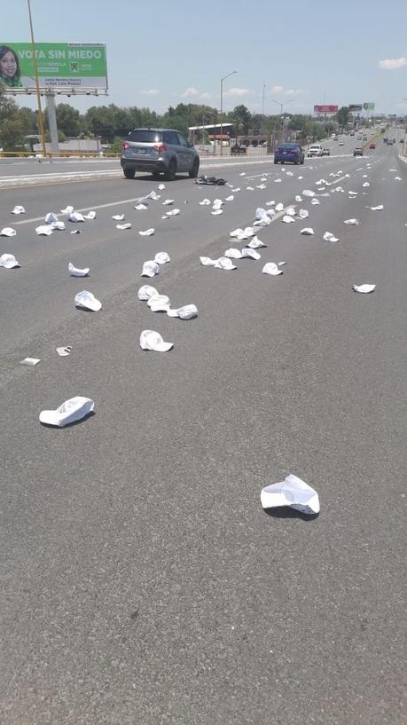 Gorras con logo de Octavio Pedroza quedan regadas en la Carretera Matehuala