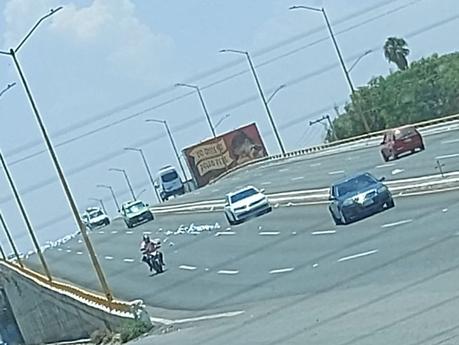 Gorras con logo de Octavio Pedroza quedan regadas en la Carretera Matehuala