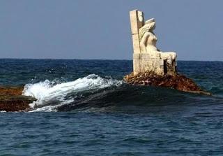 La reina guerrera con la estatua en el mar