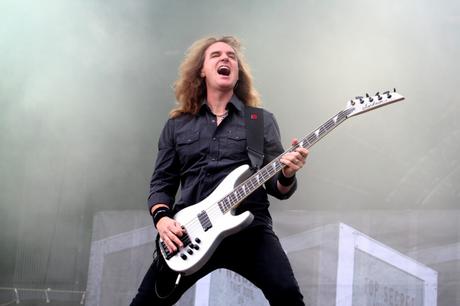Megadeth despide a su bajista por intercambio de contenido sexual con una supuesta menor