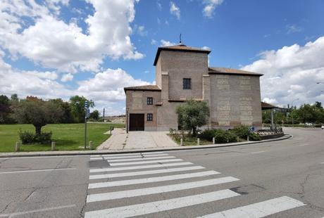 La ermita que vive dentro de una rotonda