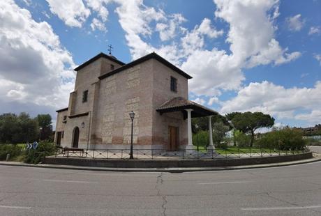 La ermita que vive dentro de una rotonda