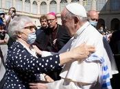 Papa Francisco besa tatuaje superviviente Holocausto