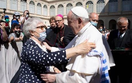 Papa Francisco besa el tatuaje de una superviviente del Holocausto