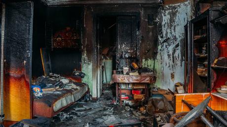 Adolescente apuñala siete veces a su mamá y luego le prende fuego a su apartamento