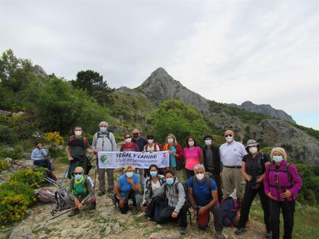 Señal y Camino en el Sendero del Pinsapar, en Grazalema Señal y Camino en el Sendero del Pinsapar, en Grazalema