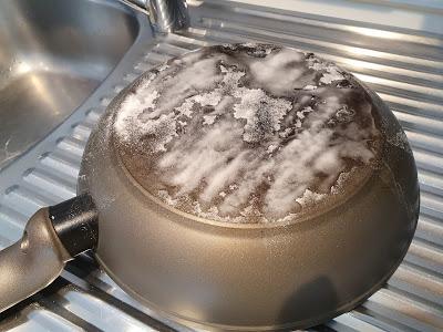 Sartén con el fondo quemado tratada con bicarbonato y agua oxigenada