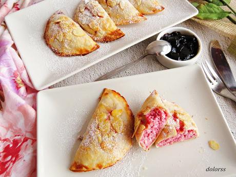 Medias lunas dulces rellenas de requesón, almendra y frambuesa