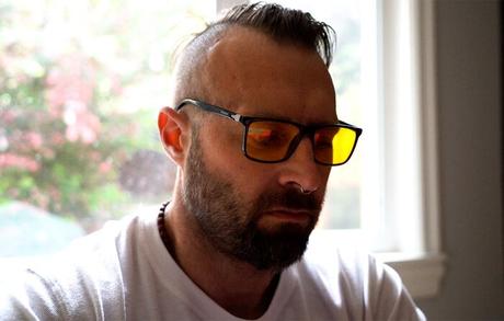 Kris Gethin con gafas de bloqueo de luz azul