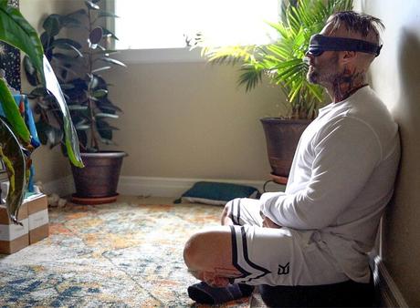 Kris Gethin realizando meditación